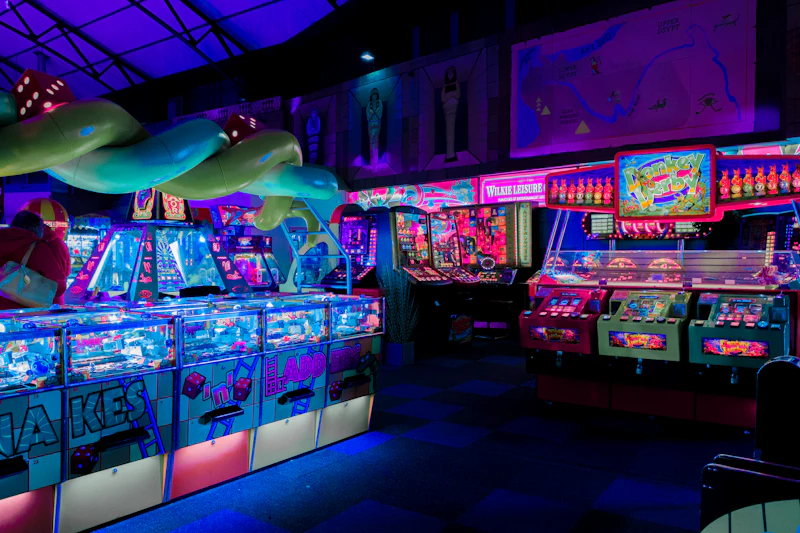 Fliperama iluminado com máquinas de arcade