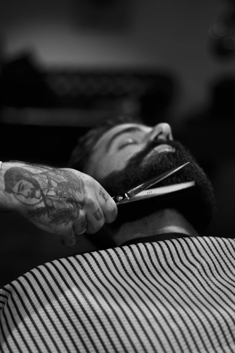 Barbeiro trabalhando, foto em preto e branco